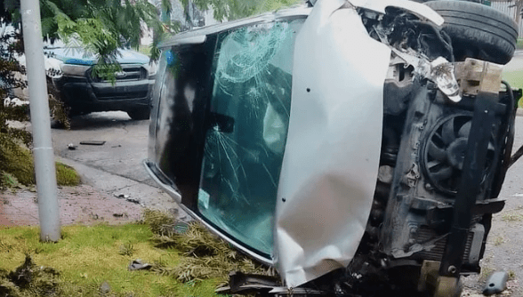 Se estrelló contra un árbol, volcó y dejó el&nbsp;auto