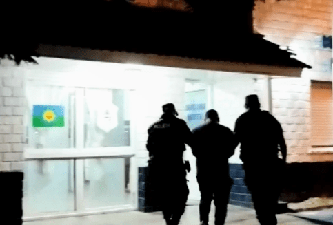 Le tiró agua caliente delante de sus&nbsp;hijos