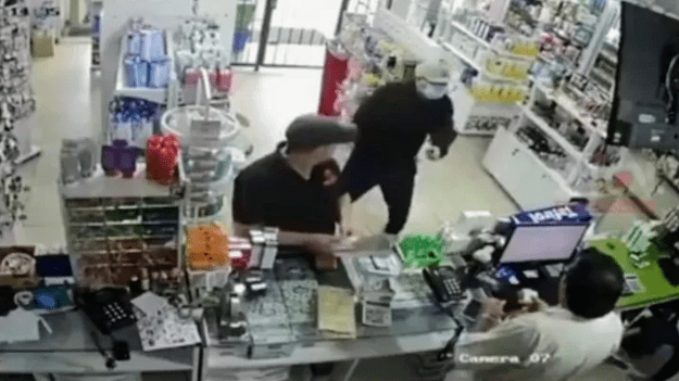 Entró a robar y lo sacó a golpes, terminó en el hospital