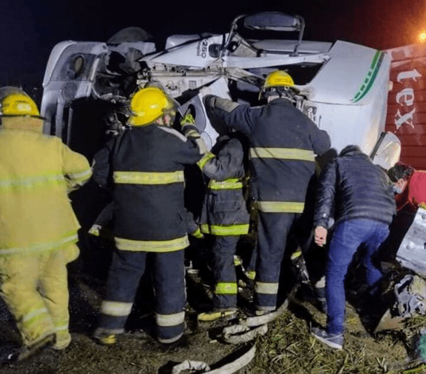 Volcó un camión en Ruta&nbsp;6