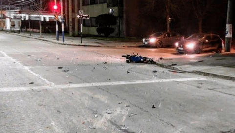 Chocó a una moto y se dio a la fuga