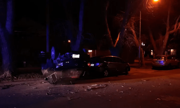 Chocó e hizo volcar un auto